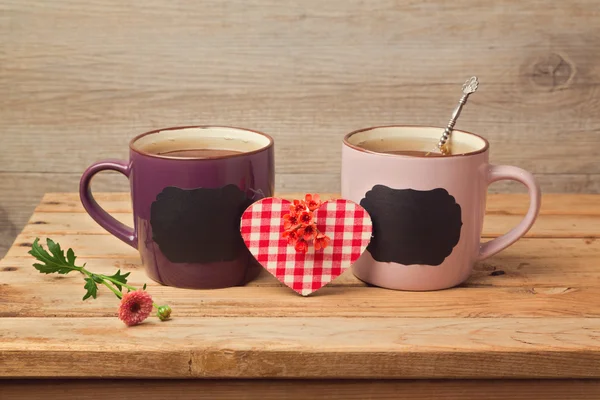 Casal de xícaras de chá com adesivos de quadro-negro — Fotografia de Stock