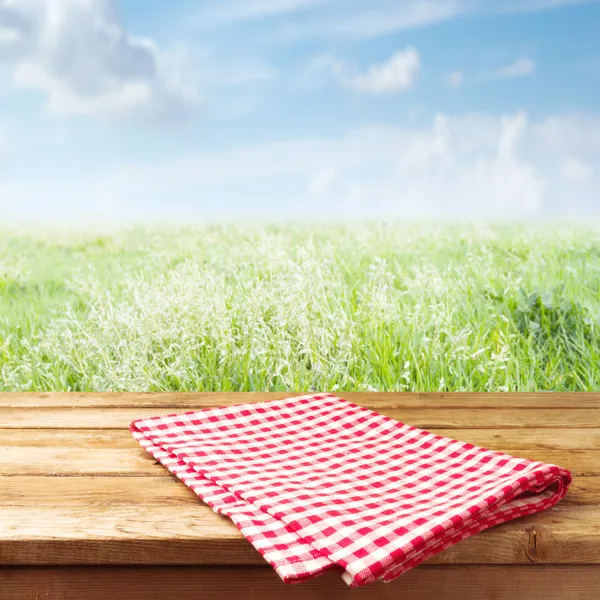 Mesa de madera con mantel — Foto de Stock