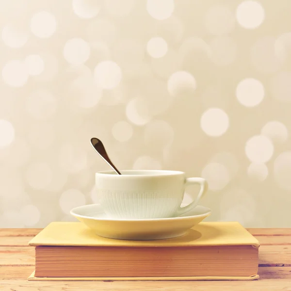 Tazza di caffè su libro — Foto Stock