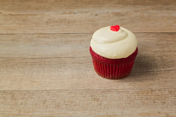 Cupcake con caramelo en forma de corazón —  Fotos de Stock