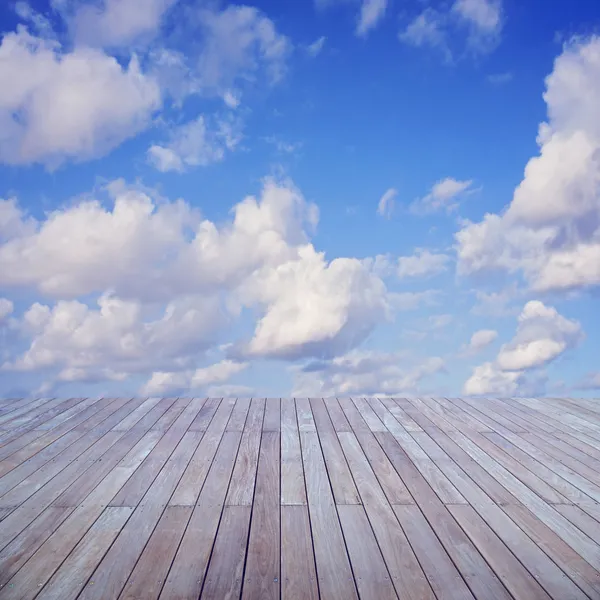 Piso sobre o céu azul — Fotografia de Stock