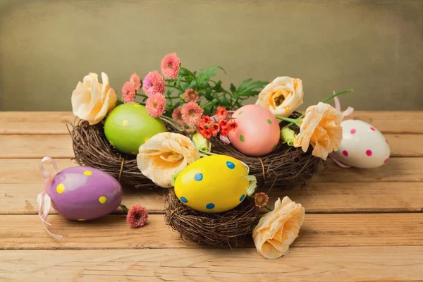 Decoraciones de huevos de Pascua con flores — Foto de Stock