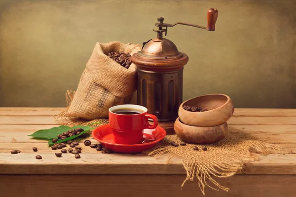 Cup of coffee and grinder — Stock Photo, Image