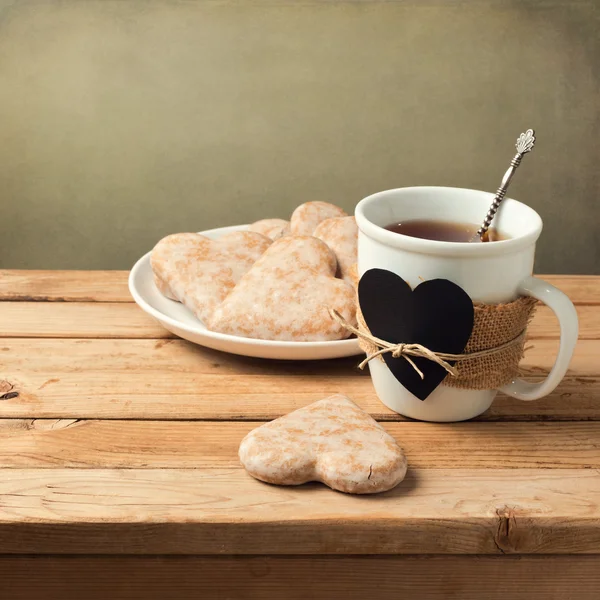 Heart shape honey cakes with tea — Stock Photo, Image