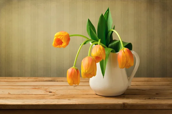 Fleurs de tulipes dans un vase — Photo