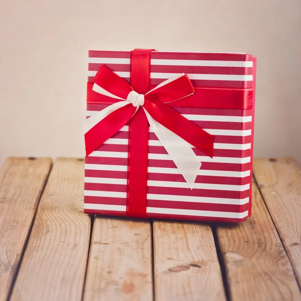 Подарункова коробка зі стрічкою та бантом — стокове фото
