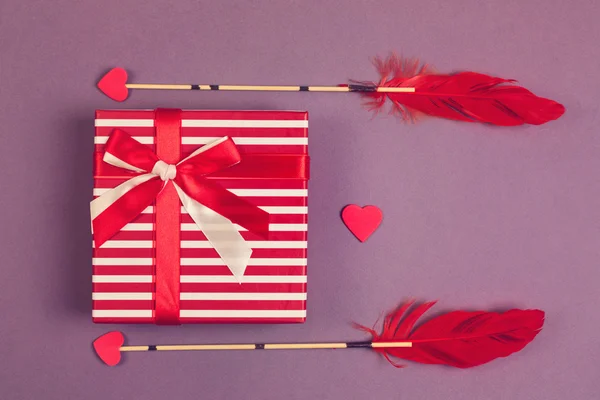 Oklar, kalp şekli ve hediye kutusu — Stok fotoğraf