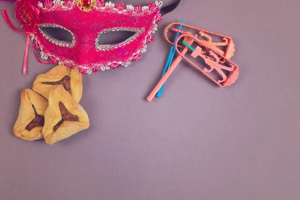 Hamantaschen biscoitos, grogger e máscara de carnaval — Fotografia de Stock