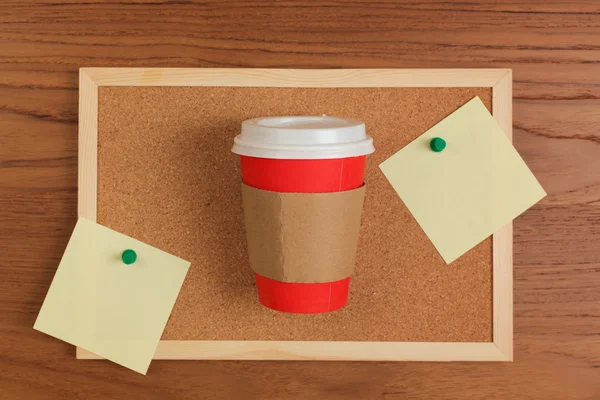 Papel taza de café y tabla con notas — Foto de Stock