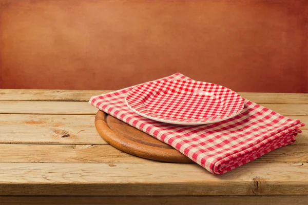 Placa e toalha de mesa vazias verificadas — Fotografia de Stock