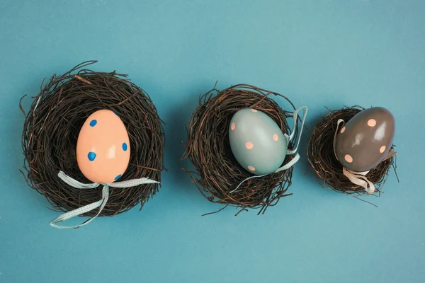 Decoración de huevos de Pascua en nido de aves — Foto de Stock