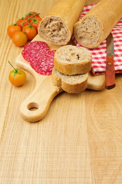 Pâine cu cârnați din carne feliată — Fotografie, imagine de stoc