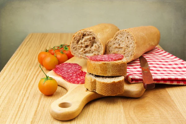 Pan con salchichón de carne en rodajas — Foto de Stock