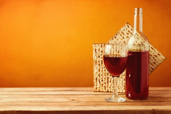 Wine and matzo for passover — Stock Photo, Image
