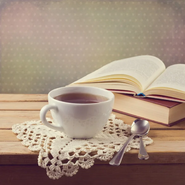 Filiżankę herbaty i vintage books — Zdjęcie stockowe
