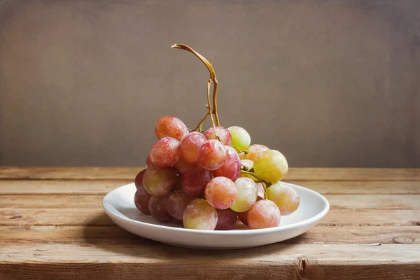 Grapes on plate — Stock Photo, Image