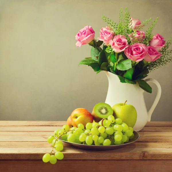 Fiori e frutti di rose — Foto Stock