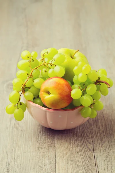 Gezond fruit in kom — Stockfoto