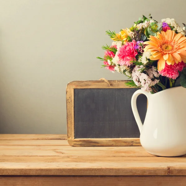 Blumenstrauß und Kreidetafel — Stockfoto
