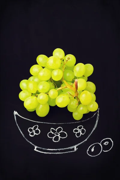 Druiven op schoolbord — Stockfoto