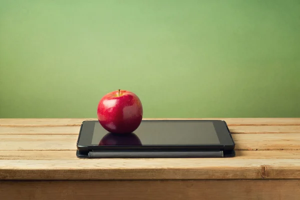 Jablko a tablet zařízení — Stock fotografie