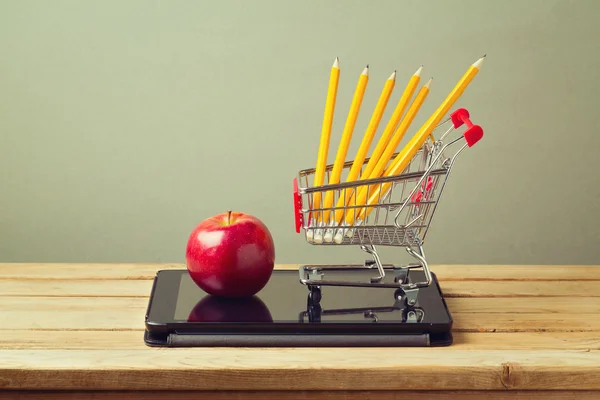 Apfel und Bleistifte mit Tablet — Stockfoto