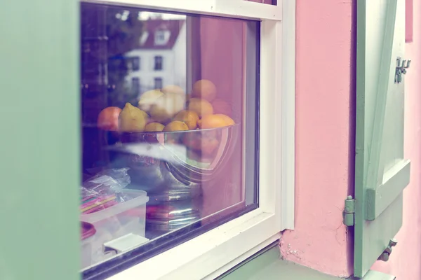 Детали окна с фруктами в миске — стоковое фото