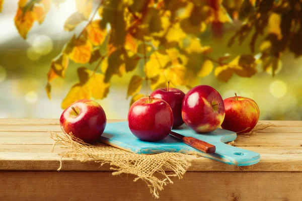 Яблоки на деревянном столе — стоковое фото