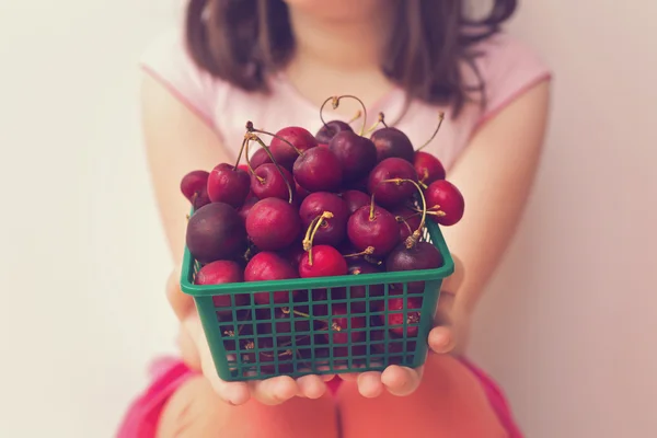 Cherriesin tangan anak — Stok Foto