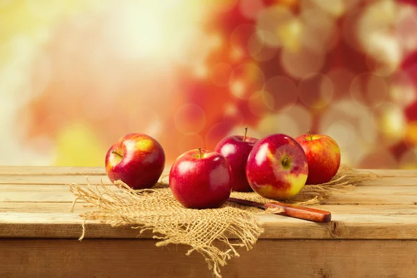 Äpfel auf Holztisch — Stockfoto