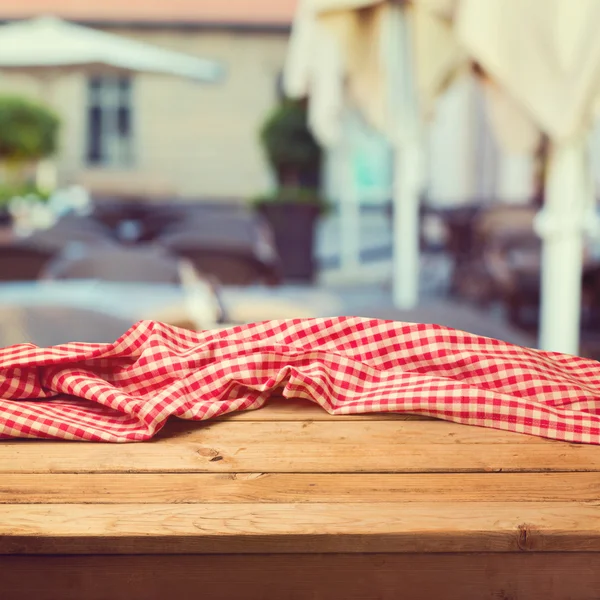 Mesa con tela sobre restaurante — Foto de Stock