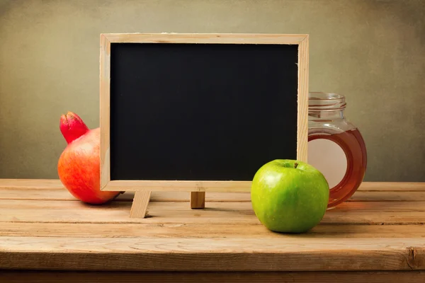 Chalkboard com mel e maçã — Fotografia de Stock