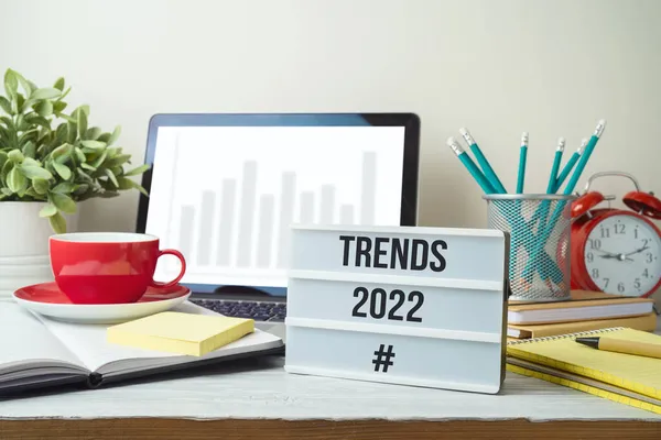 Trender Fiende 2022 Nyårskoncept Med Ljuslåda Kontorsbord Med Dator Bärbar — Stockfoto