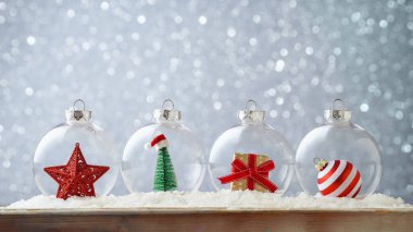 Hediye kutusu, çam ağacı ve yıldızlı Noel süsü. Noel kutlaması konsepti. Yeni Yıl afiş tasarımı arka planı