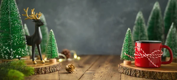 Різдвяні Прикраси Дерев Яному Столі Новорічний Святковий Банерний Дизайн Чашкою — стокове фото