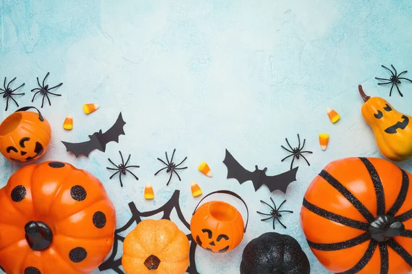 Balkabağı ve süslemelerle dolu Cadılar Bayramı geçmişi. Tebrik kartı ya da parti davetiyesi maketi. Kopyalama alanı olan üst görünüm