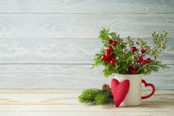 Kerstboom Takken Koffiekop Hart Vorm Ornament Houten Tafel Achtergrond — Stockfoto