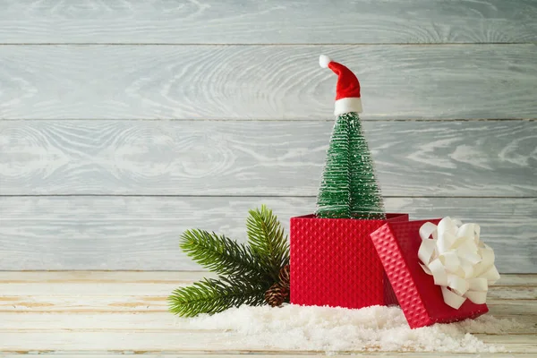 木製のテーブルの背景に松の木とギフトボックスとクリスマス休暇のコンセプト — ストック写真