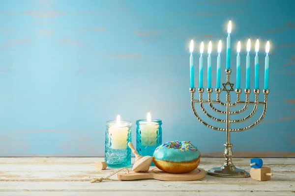 Sărbătoare Evreiască Hanukkah Concept Menora Lumânări Gogoși Tradiționale Masă Lemn — Fotografie, imagine de stoc