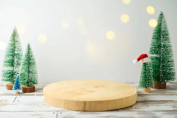 お祝いの冬の背景に素朴なテーブルの上に空の木製のログ クリスマスと新年は デザインや製品の表示のためのモックアップ — ストック写真