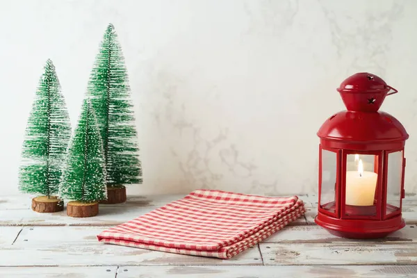 Mesa Madera Con Mantel Linterna Sobre Fondo Pared Mármol Navidad —  Fotos de Stock