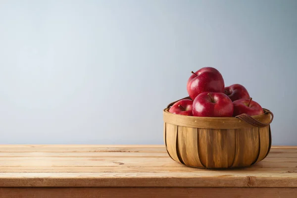 Röda Äpplen Korg Träbord Med Kopieringsutrymme Köksbänk Dekoration Modell Upp — Stockfoto