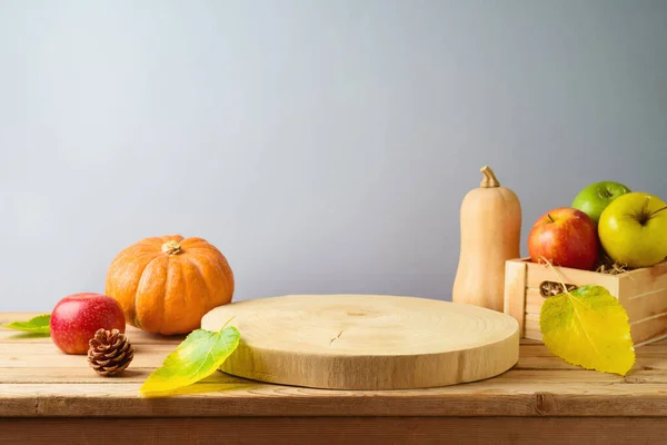 有南瓜和苹果在桌子上的木制木板 感恩节或万圣节假期模拟设计和产品展示 — 图库照片