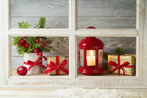 Weihnachten Urlaub Hintergrund Mit Laterne Und Geschenkbox Über Fenster — Stockfoto