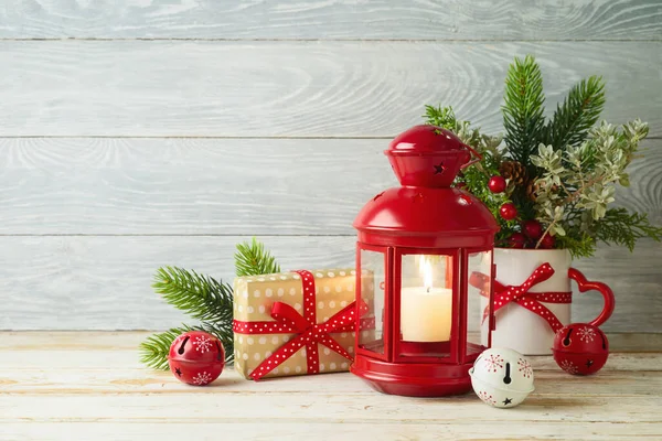 带灯笼和木制桌子背景礼品盒的圣诞假期概念 — 图库照片