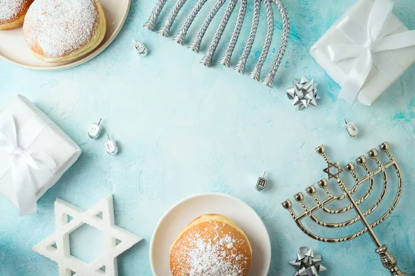 犹太假日光明节的背景是传统的甜甜圈 面食和礼品盒 — 图库照片