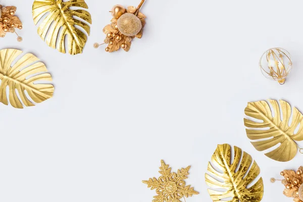 现代流行的圣诞服装背景 带有金黄色棕榈叶假日装饰的横幅设计 — 图库照片