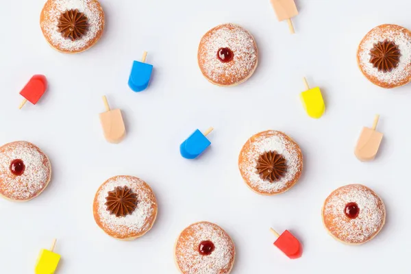Geleneksel Donutlarla Yahudi Bayramı Hanuka Şablonu Tebrik Kartı Tasarımı — Stok fotoğraf
