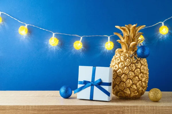 Kerstvakantie Wenskaart Met Ananas Als Alternatief Kerstboom Verlichting Slinger Geschenkdoos — Stockfoto