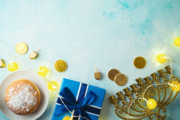 Chanoeka Compositie Met Traditionele Donuts Menorah Geschenkdoos Bovenaanzicht Vlak Met — Stockfoto